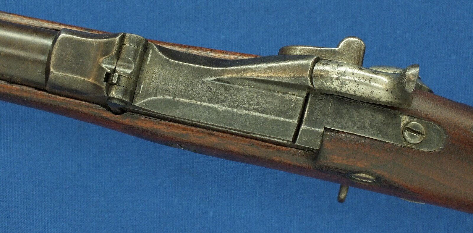 An antique American US Springfield Model 1879 Trapdoor Rifle. Caliber 45-70, barrel 32.5/8 inch. Length 132cm. In very good condition. Price 1.850 euro.