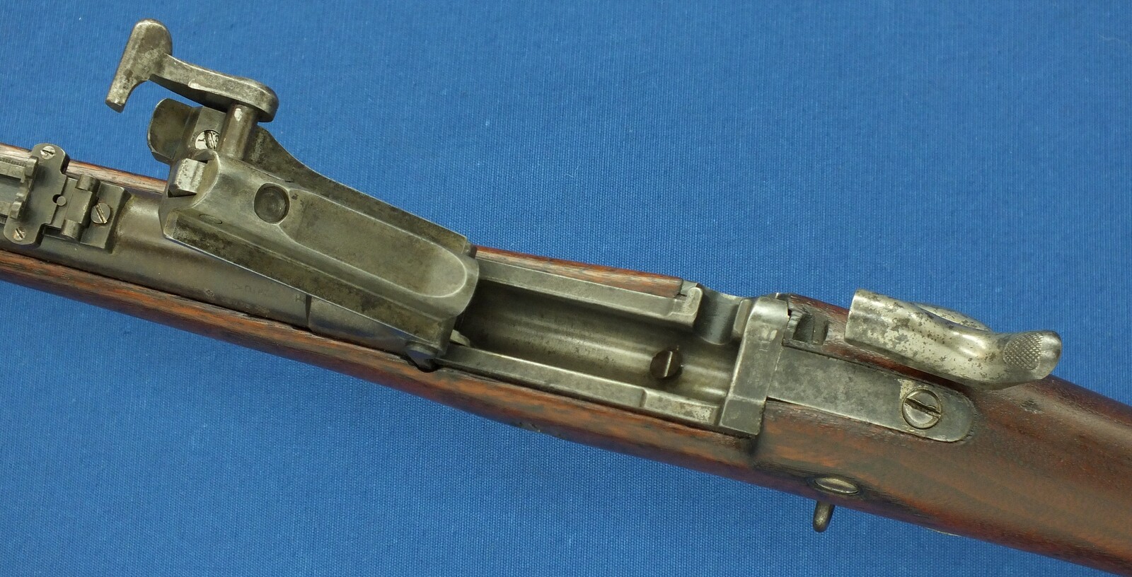 An antique American US Springfield Model 1879 Trapdoor Rifle. Caliber 45-70, barrel 32.5/8 inch. Length 132cm. In very good condition. Price 1.850 euro.