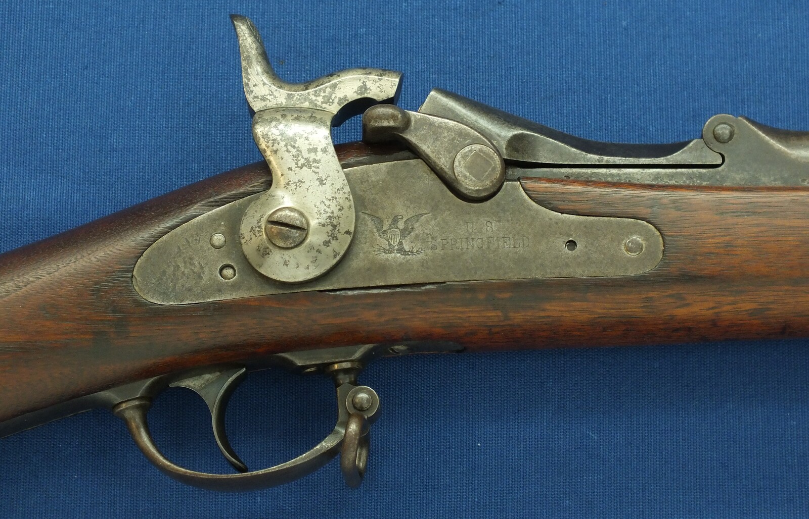 An antique American US Springfield Model 1879 Trapdoor Rifle. Caliber 45-70, barrel 32.5/8 inch. Length 132cm. In very good condition. Price 1.850 euro.