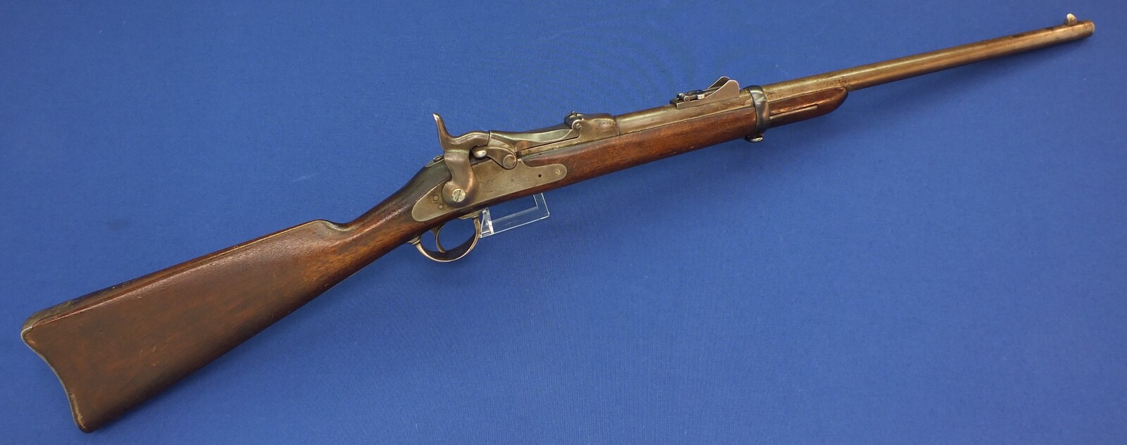 An antique American US Springfield Model 1884 Trapdoor Carbine. 22 inch barrel. Caliber 45-70. Length 105cm. In very good condition. Price 1.950 euro.