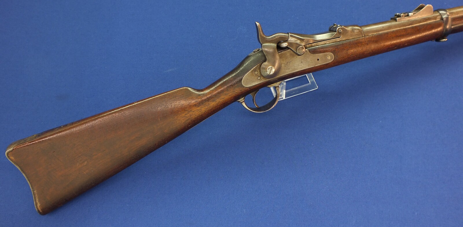 An antique American US Springfield Model 1884 Trapdoor Carbine. 22 inch barrel. Caliber 45-70. Length 105cm. In very good condition. Price 1.950 euro.