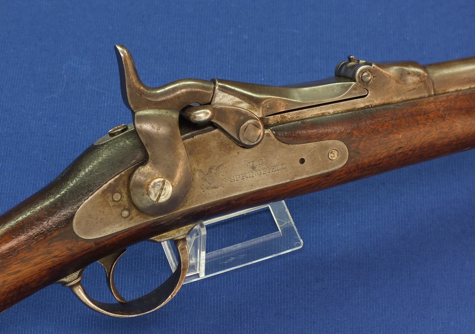 An antique American US Springfield Model 1884 Trapdoor Carbine. 22 inch barrel. Caliber 45-70. Length 105cm. In very good condition. Price 1.950 euro.