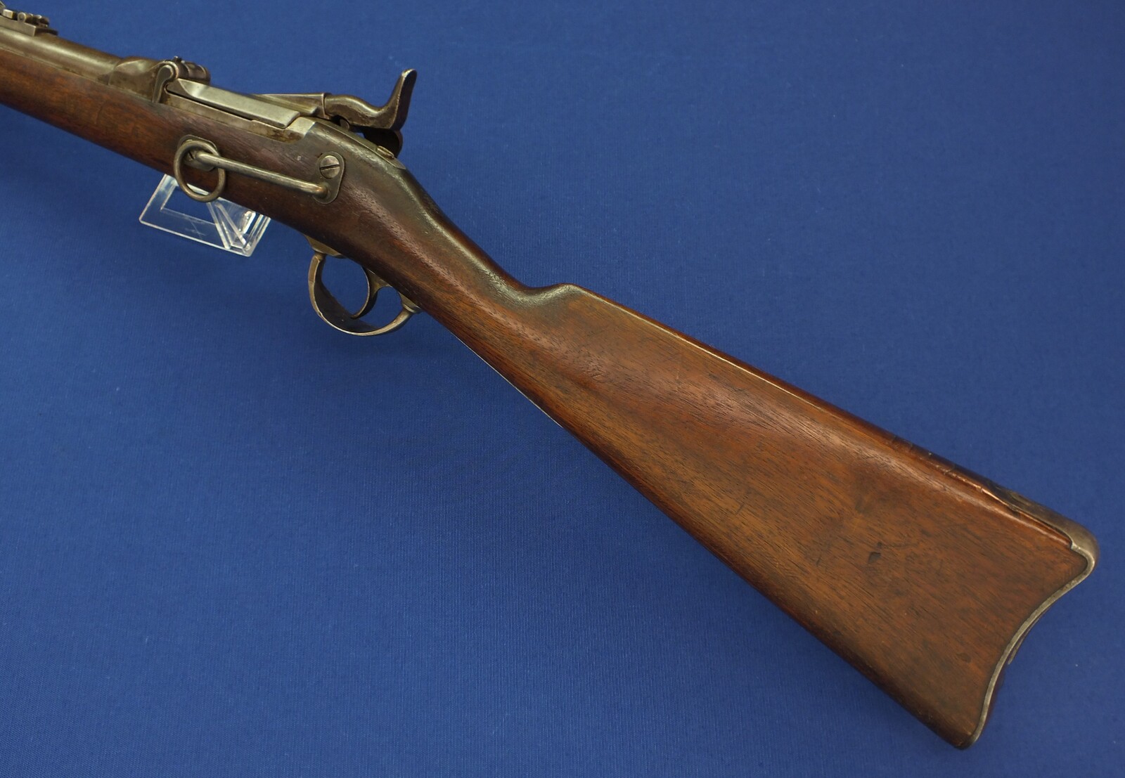 An antique American US Springfield Model 1884 Trapdoor Carbine. 22 inch barrel. Caliber 45-70. Length 105cm. In very good condition. Price 1.950 euro.