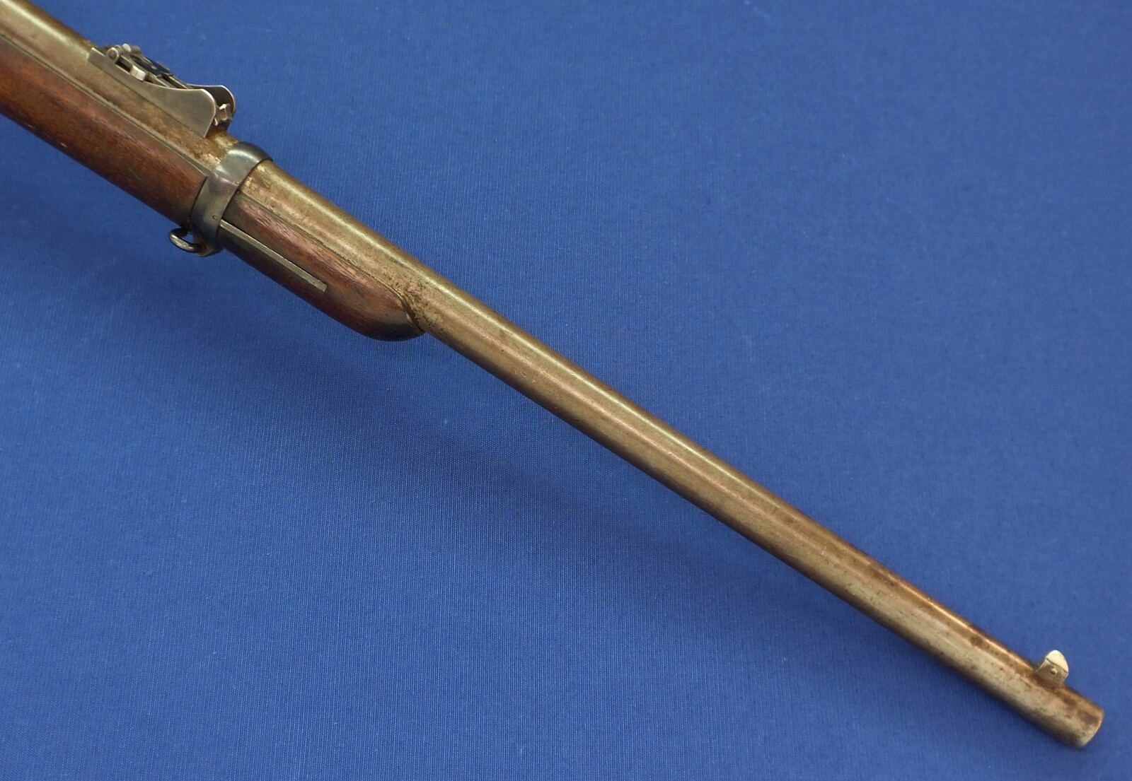 An antique American US Springfield Model 1884 Trapdoor Carbine. 22 inch barrel. Caliber 45-70. Length 105cm. In very good condition. Price 1.950 euro.