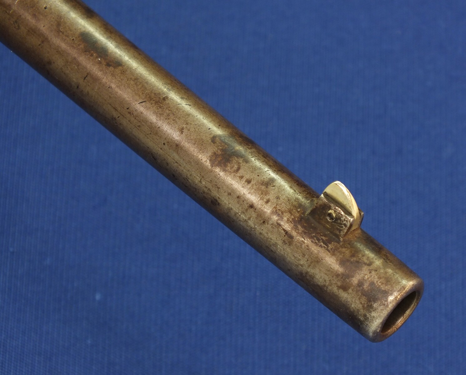 An antique American US Springfield Model 1884 Trapdoor Carbine. 22 inch barrel. Caliber 45-70. Length 105cm. In very good condition. Price 1.950 euro.