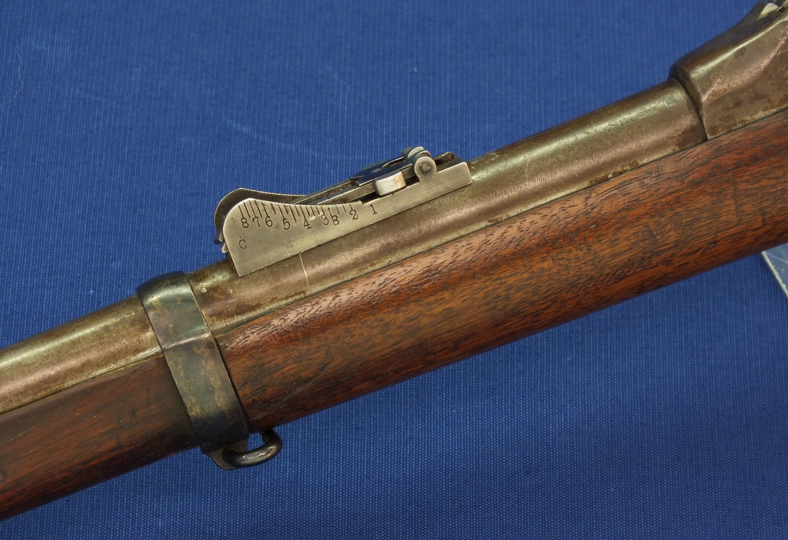 An antique American US Springfield Model 1884 Trapdoor Carbine. 22 inch barrel. Caliber 45-70. Length 105cm. In very good condition. Price 1.950 euro.