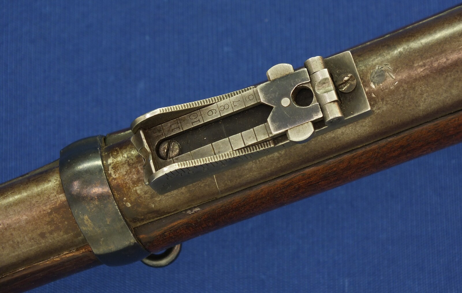 An antique American US Springfield Model 1884 Trapdoor Carbine. 22 inch barrel. Caliber 45-70. Length 105cm. In very good condition. Price 1.950 euro.