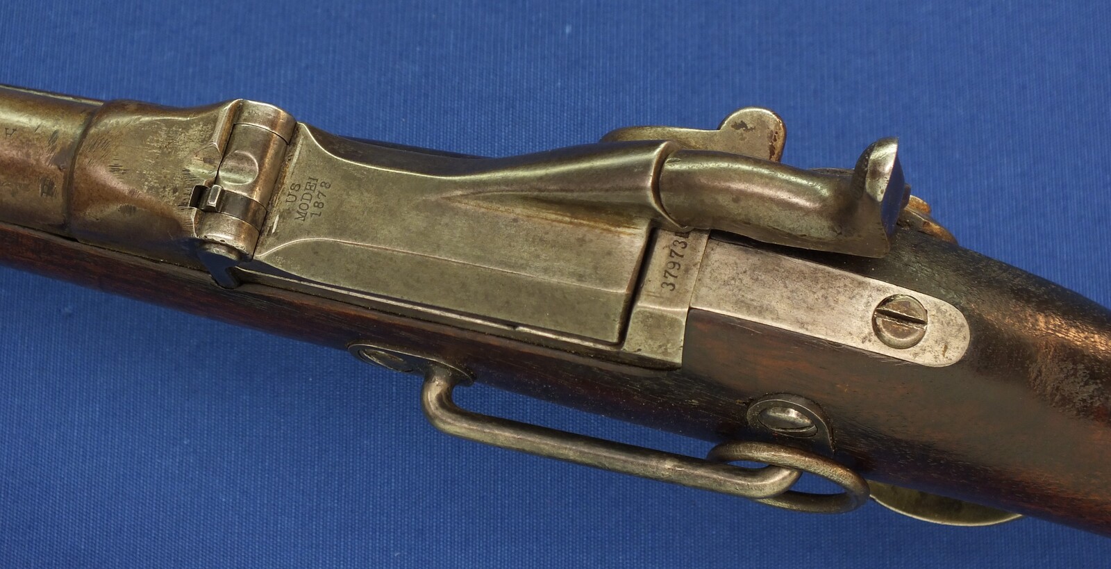 An antique American US Springfield Model 1884 Trapdoor Carbine. 22 inch barrel. Caliber 45-70. Length 105cm. In very good condition. Price 1.950 euro.