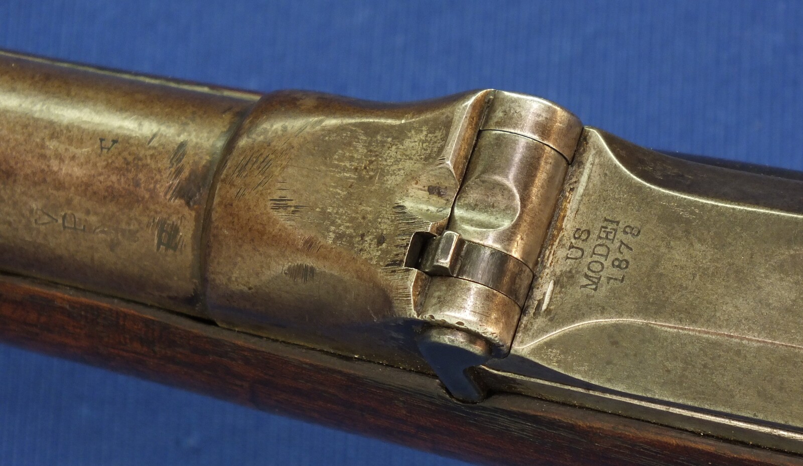 An antique American US Springfield Model 1884 Trapdoor Carbine. 22 inch barrel. Caliber 45-70. Length 105cm. In very good condition. Price 1.950 euro.