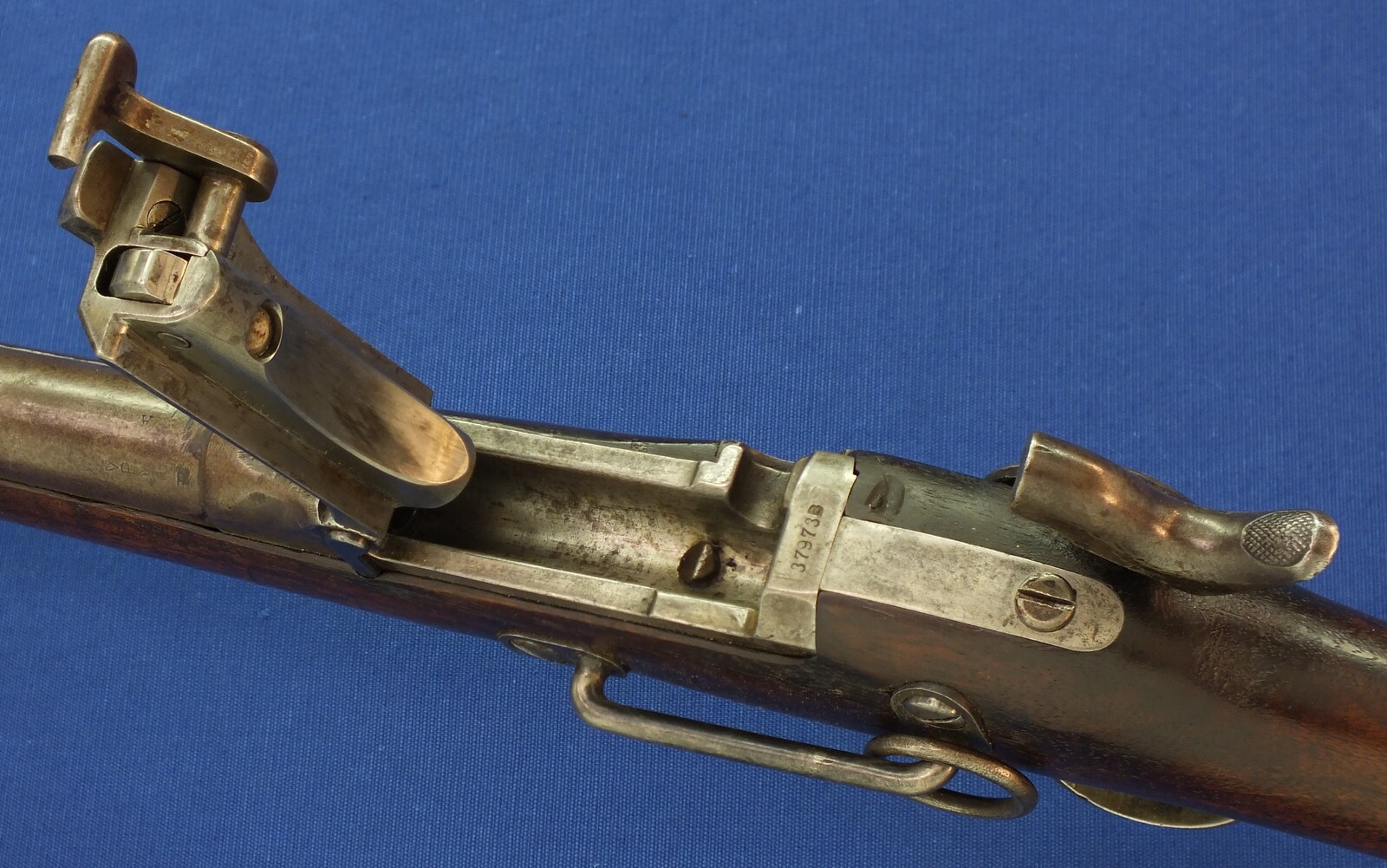 An antique American US Springfield Model 1884 Trapdoor Carbine. 22 inch barrel. Caliber 45-70. Length 105cm. In very good condition. Price 1.950 euro.