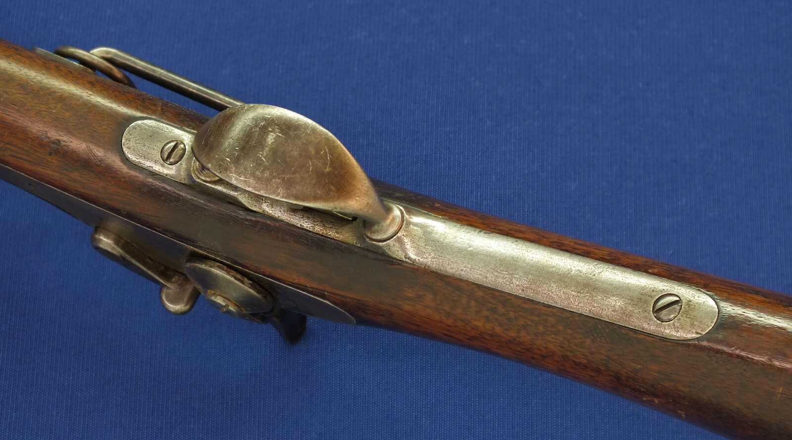 An antique American US Springfield Model 1884 Trapdoor Carbine. 22 inch barrel. Caliber 45-70. Length 105cm. In very good condition. Price 1.950 euro.