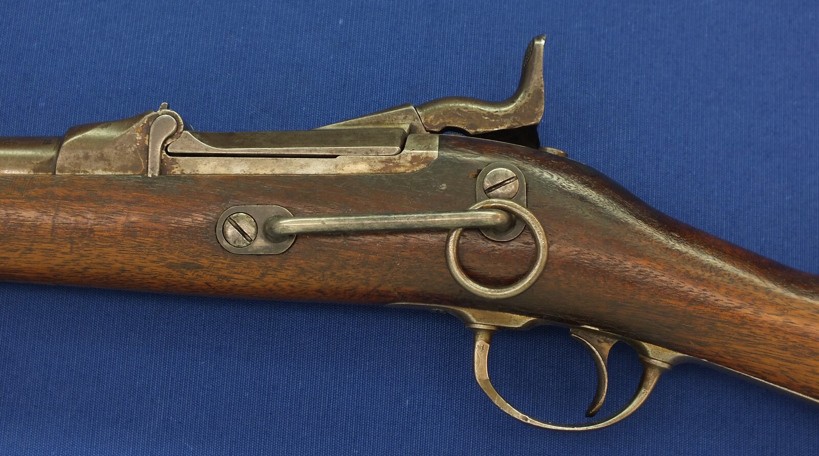 An antique American US Springfield Model 1884 Trapdoor Carbine. 22 inch barrel. Caliber 45-70. Length 105cm. In very good condition. Price 1.950 euro.