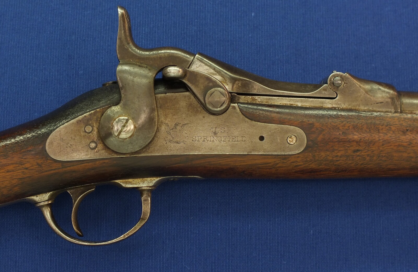An antique American US Springfield Model 1884 Trapdoor Carbine. 22 inch barrel. Caliber 45-70. Length 105cm. In very good condition. Price 1.950 euro.