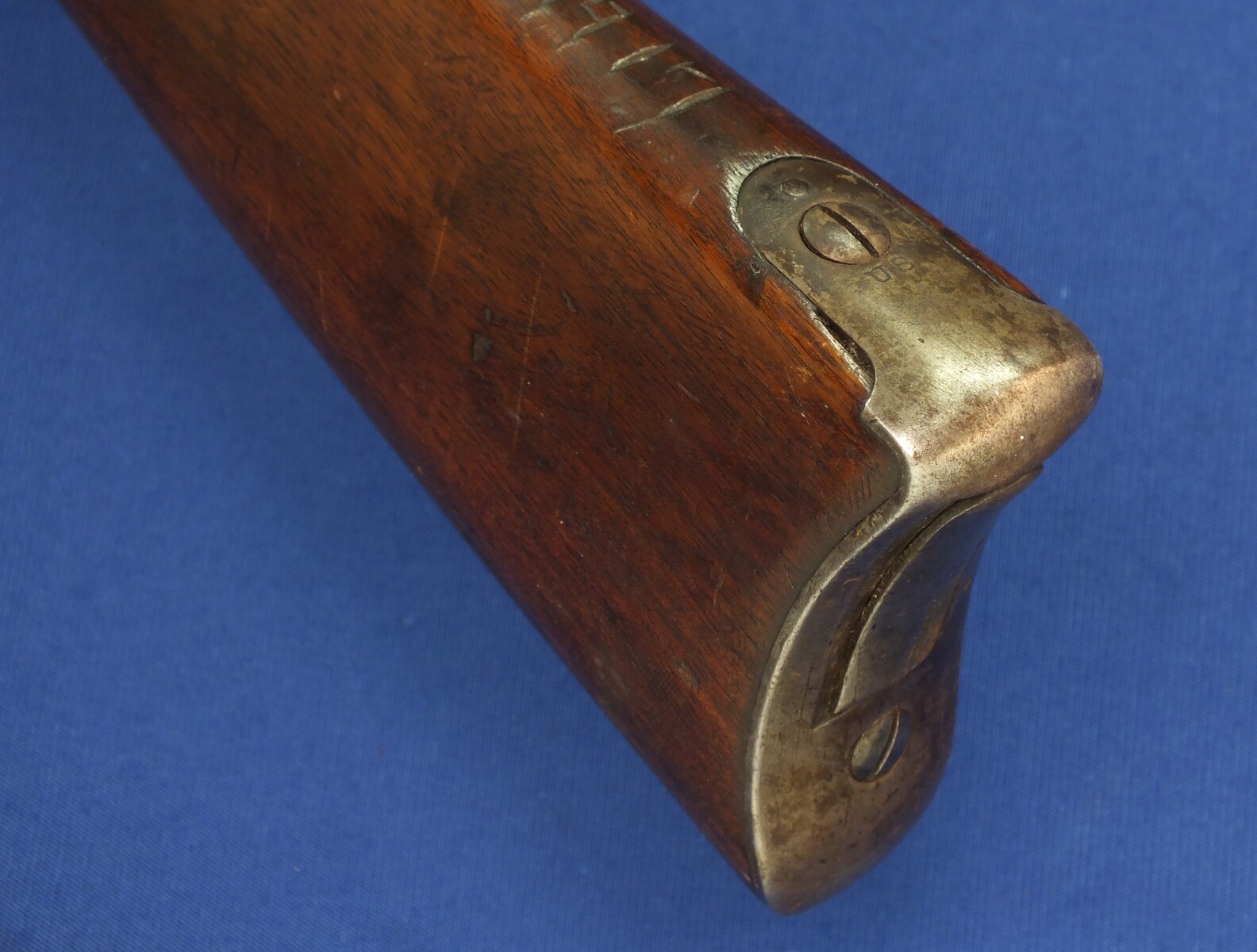 An antique American US Springfield Model 1884 Trapdoor Carbine. 22 inch barrel. Caliber 45-70. Length 105cm. In very good condition. Price 1.950 euro.