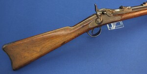 An antique American US Springfield Model 1884/1890 Trapdoor Carbine with special protector barrel band and front sight cover. 22 inch barrel. Caliber 45-70. Length 105cm. In very good condition. Price 2.450 euro.