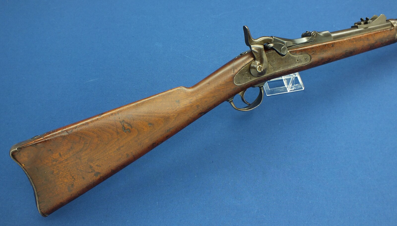 An antique American US Springfield Trapdoor Carbine Model 1879. Caliber 45-70. 22 inch barrel. Length 105cm. In very good condition. Price 2.750 euro.