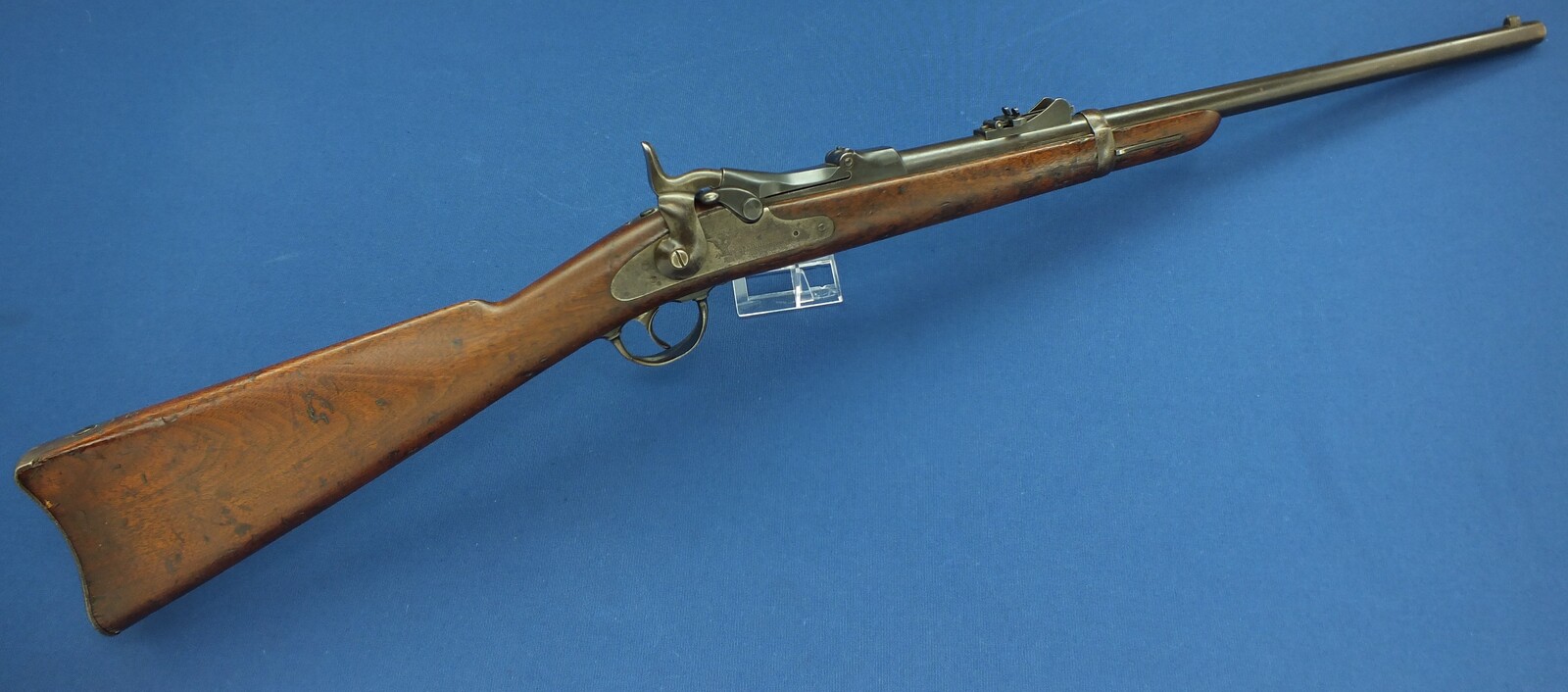 An antique American US Springfield Trapdoor Carbine Model 1879. Caliber 45-70. 22 inch barrel. Length 105cm. In very good condition. Price 2.750 euro.