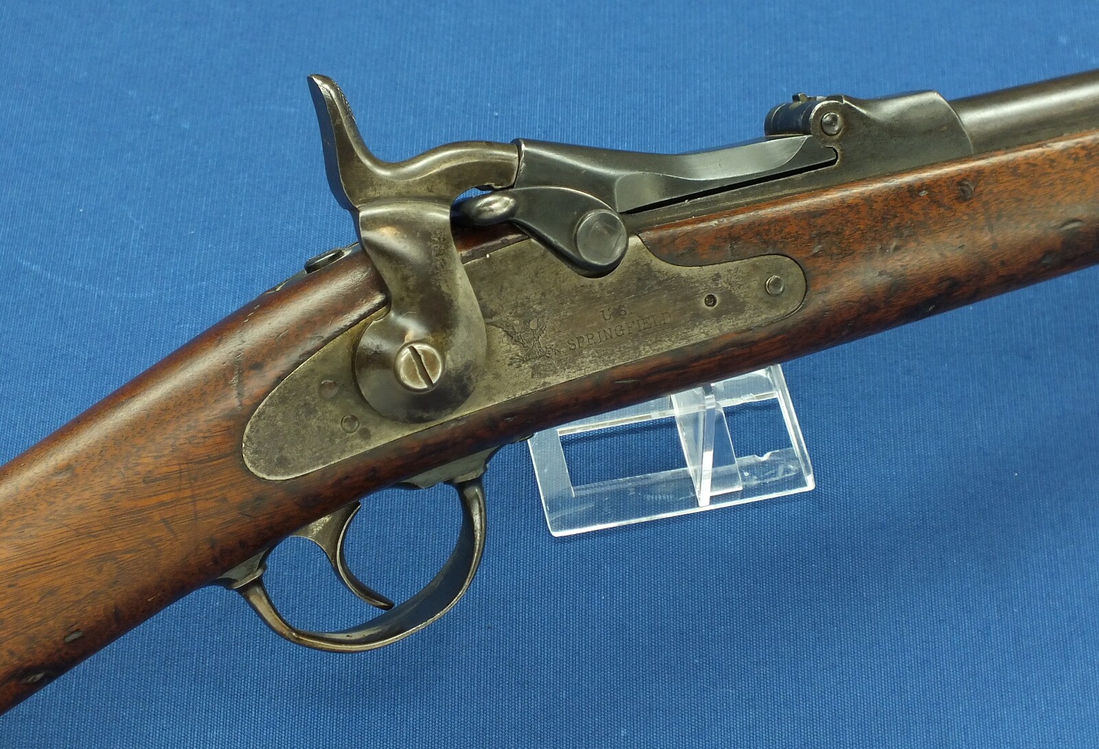 An antique American US Springfield Trapdoor Carbine Model 1879. Caliber 45-70. 22 inch barrel. Length 105cm. In very good condition. Price 2.750 euro.