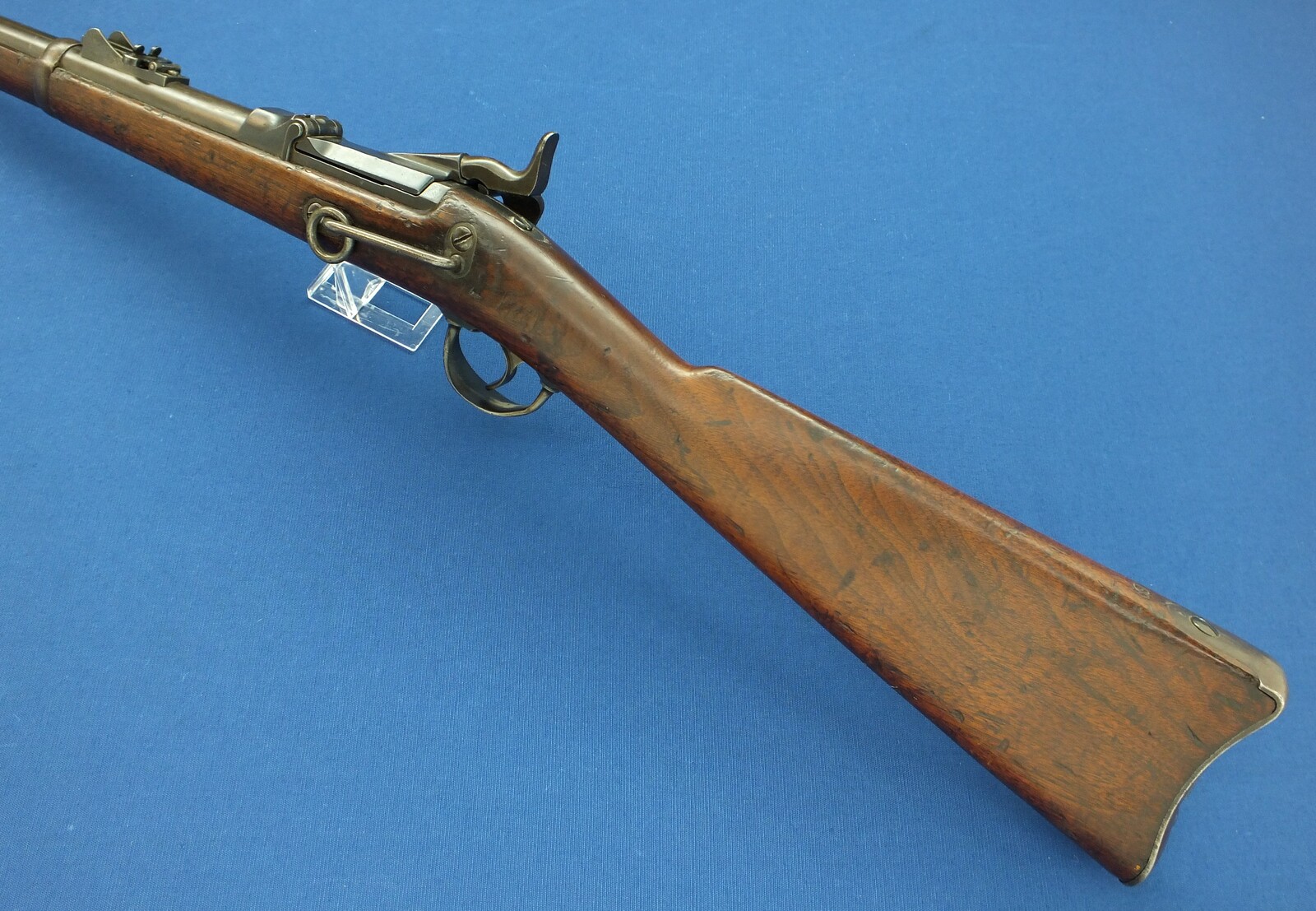 An antique American US Springfield Trapdoor Carbine Model 1879. Caliber 45-70. 22 inch barrel. Length 105cm. In very good condition. Price 2.750 euro.