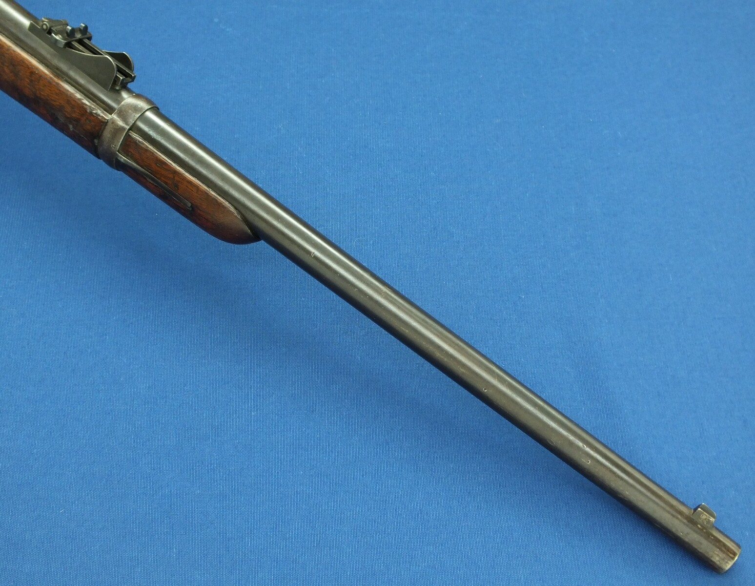 An antique American US Springfield Trapdoor Carbine Model 1879. Caliber 45-70. 22 inch barrel. Length 105cm. In very good condition. Price 2.750 euro.