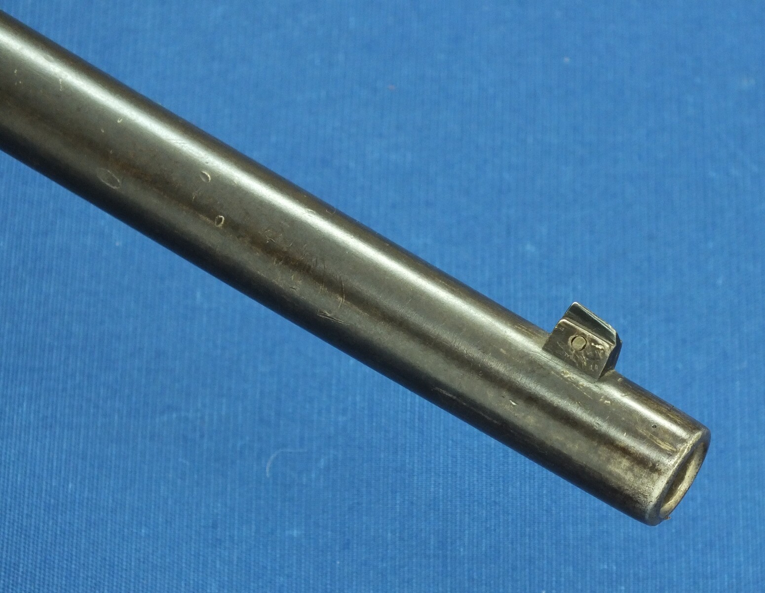 An antique American US Springfield Trapdoor Carbine Model 1879. Caliber 45-70. 22 inch barrel. Length 105cm. In very good condition. Price 2.750 euro.