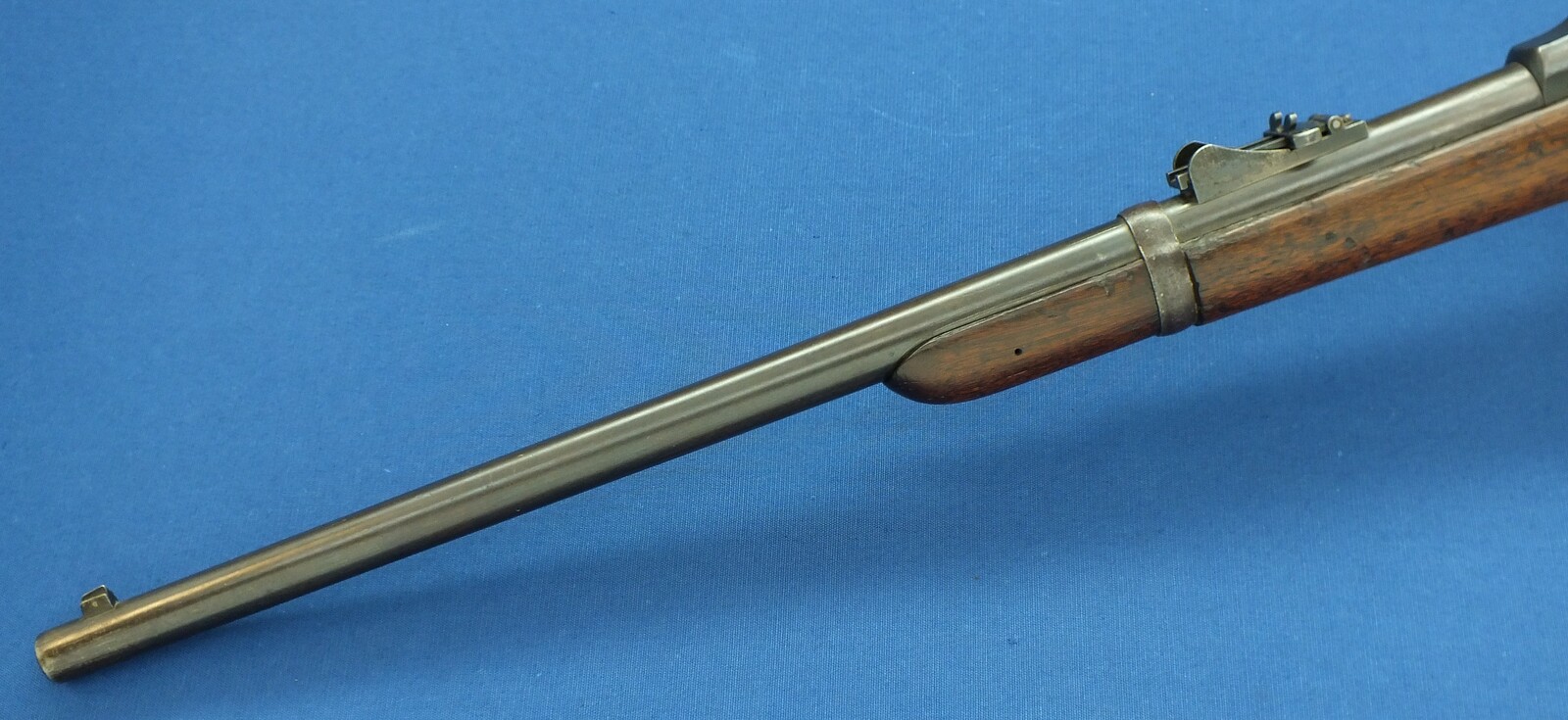 An antique American US Springfield Trapdoor Carbine Model 1879. Caliber 45-70. 22 inch barrel. Length 105cm. In very good condition. Price 2.750 euro.