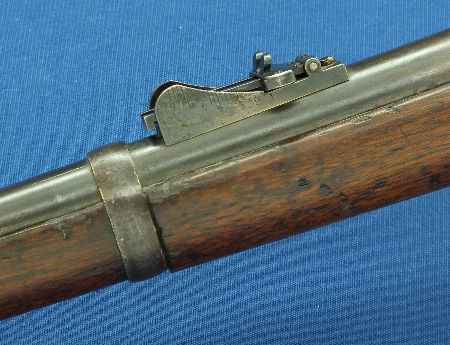 An antique American US Springfield Trapdoor Carbine Model 1879. Caliber 45-70. 22 inch barrel. Length 105cm. In very good condition. Price 2.750 euro.