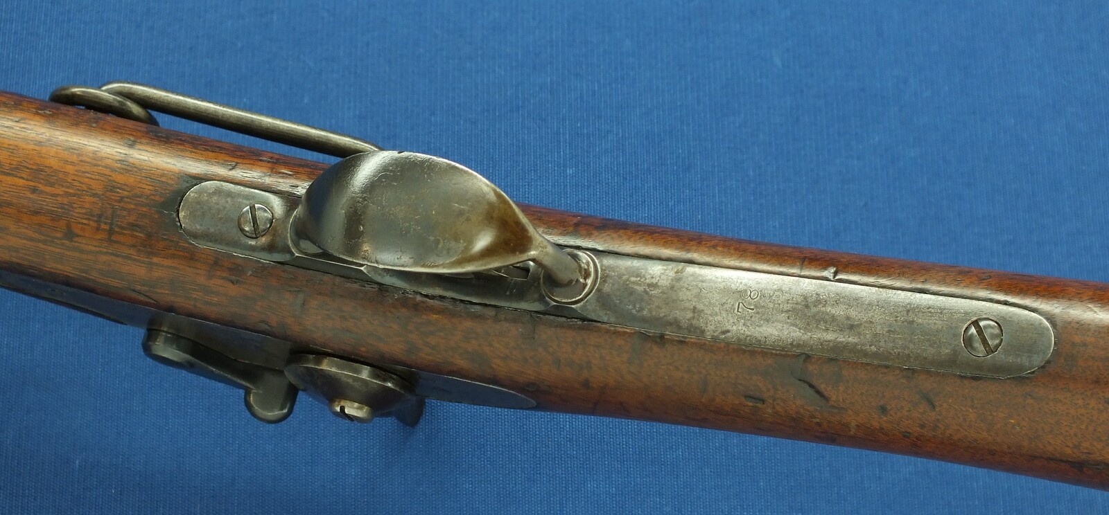 An antique American US Springfield Trapdoor Carbine Model 1879. Caliber 45-70. 22 inch barrel. Length 105cm. In very good condition. Price 2.750 euro.