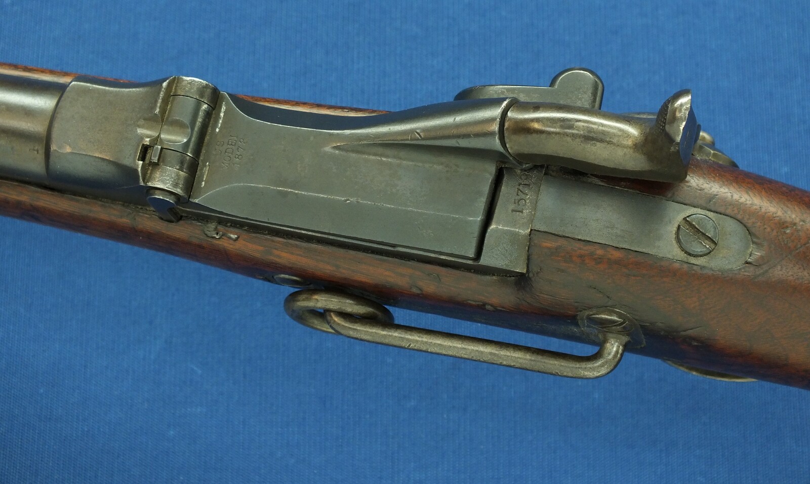 An antique American US Springfield Trapdoor Carbine Model 1879. Caliber 45-70. 22 inch barrel. Length 105cm. In very good condition. Price 2.750 euro.