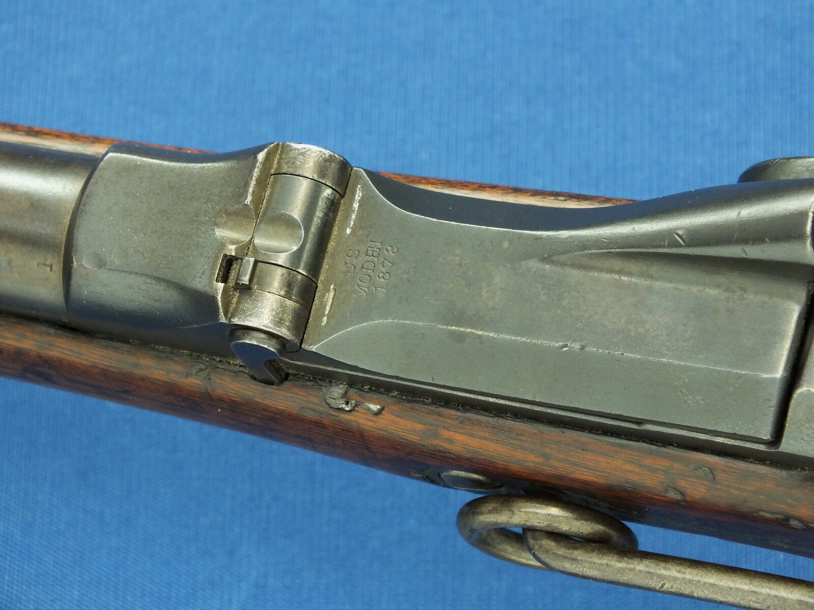 An antique American US Springfield Trapdoor Carbine Model 1879. Caliber 45-70. 22 inch barrel. Length 105cm. In very good condition. Price 2.750 euro.