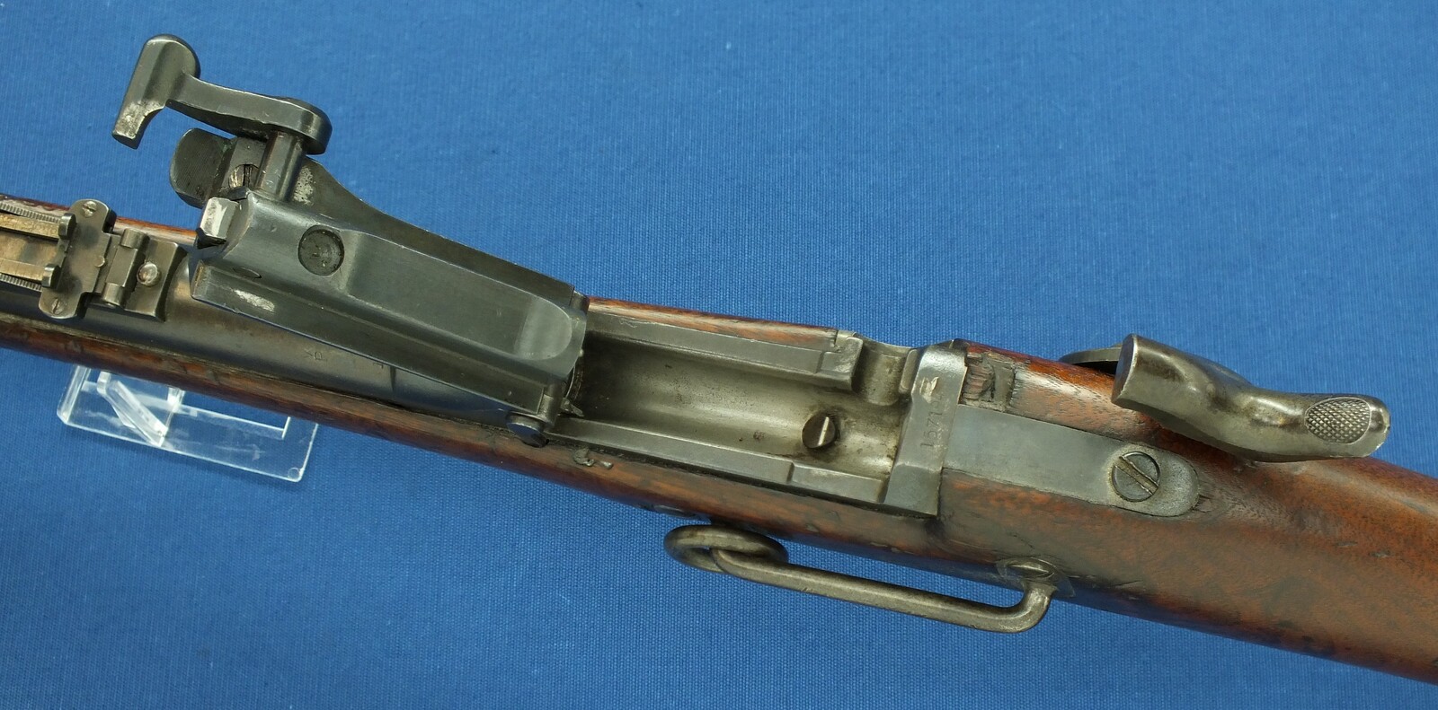 An antique American US Springfield Trapdoor Carbine Model 1879. Caliber 45-70. 22 inch barrel. Length 105cm. In very good condition. Price 2.750 euro.