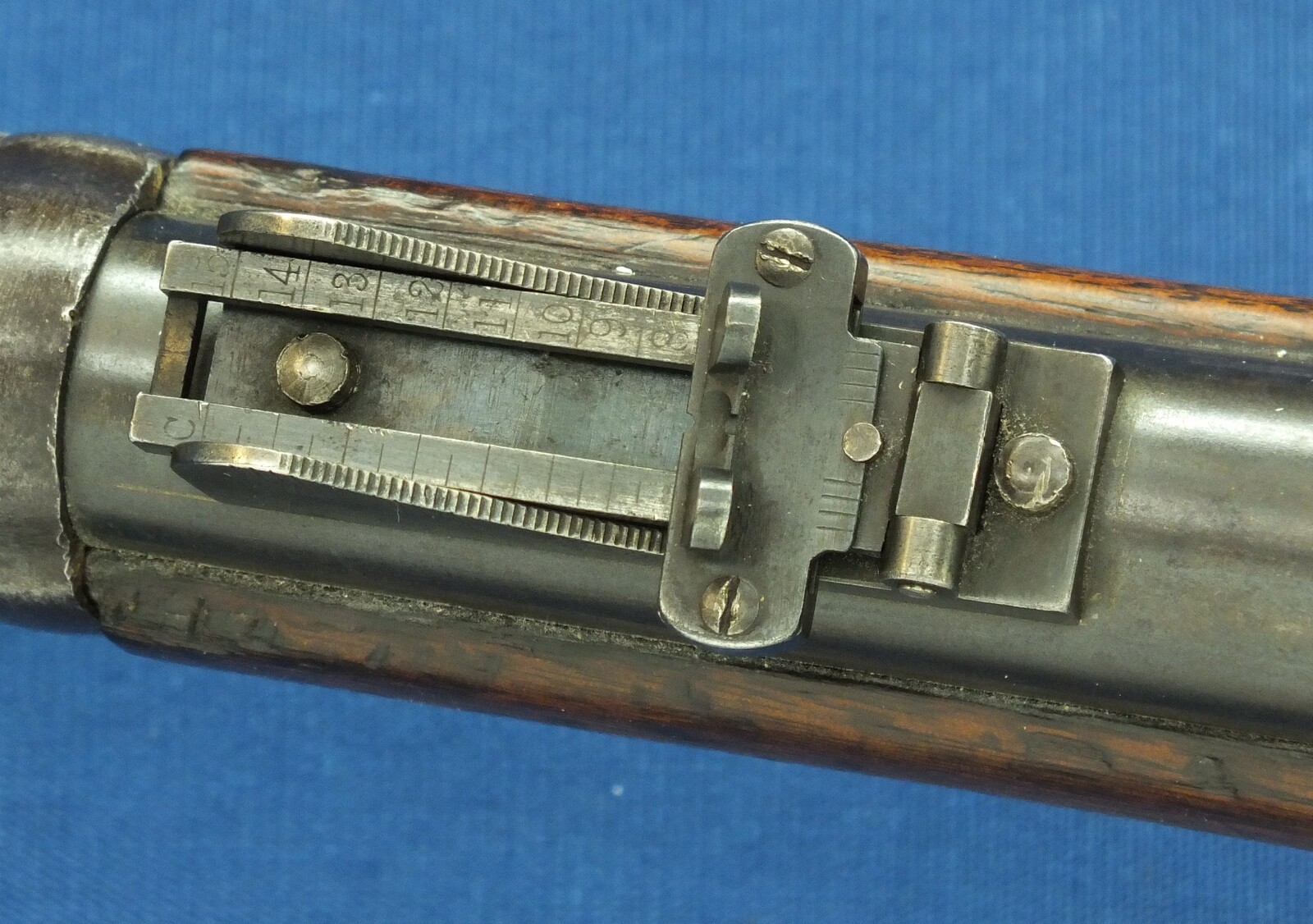 An antique American US Springfield Trapdoor Carbine Model 1879. Caliber 45-70. 22 inch barrel. Length 105cm. In very good condition. Price 2.750 euro.