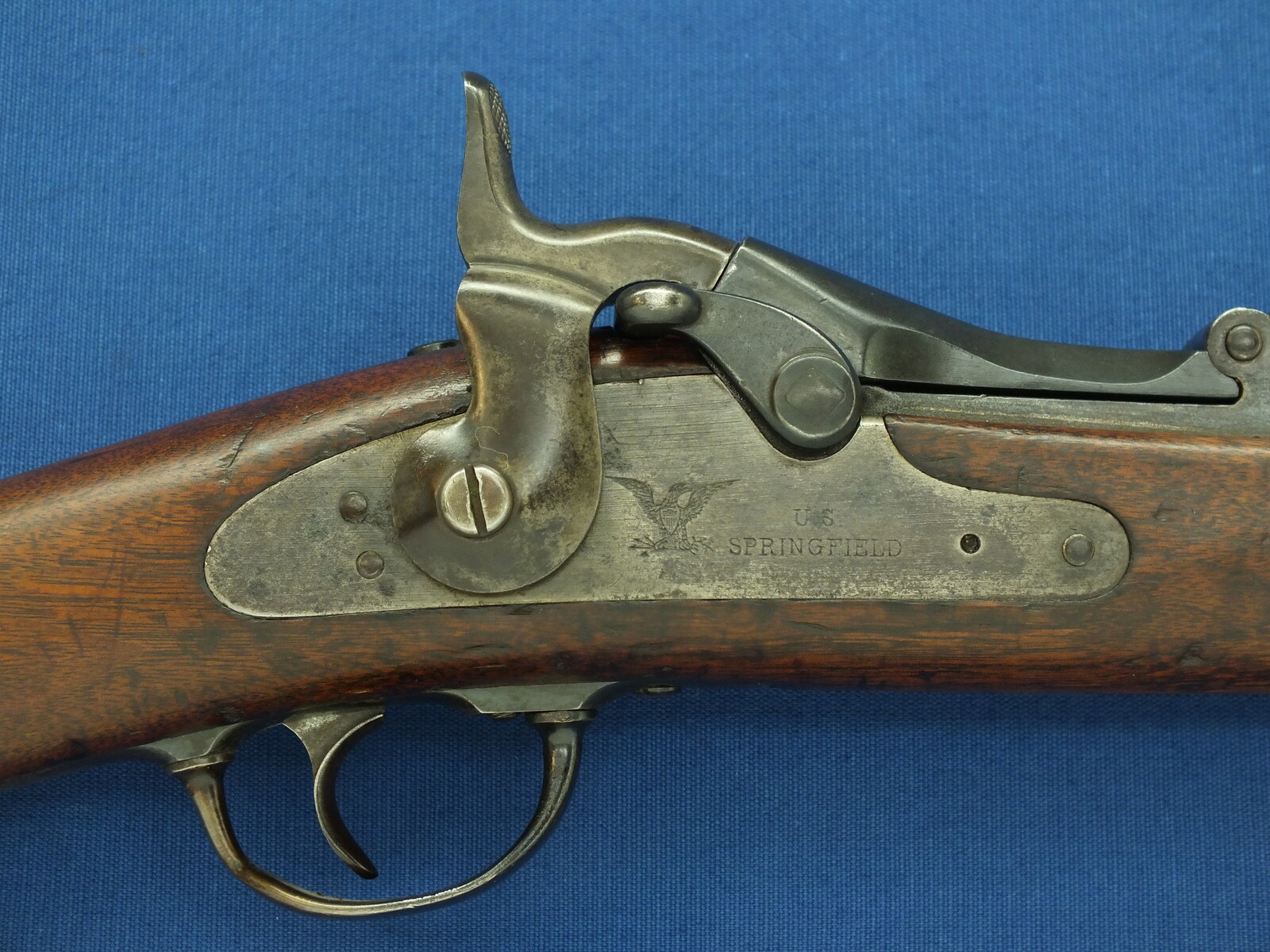 An antique American US Springfield Trapdoor Carbine Model 1879. Caliber 45-70. 22 inch barrel. Length 105cm. In very good condition. Price 2.750 euro.