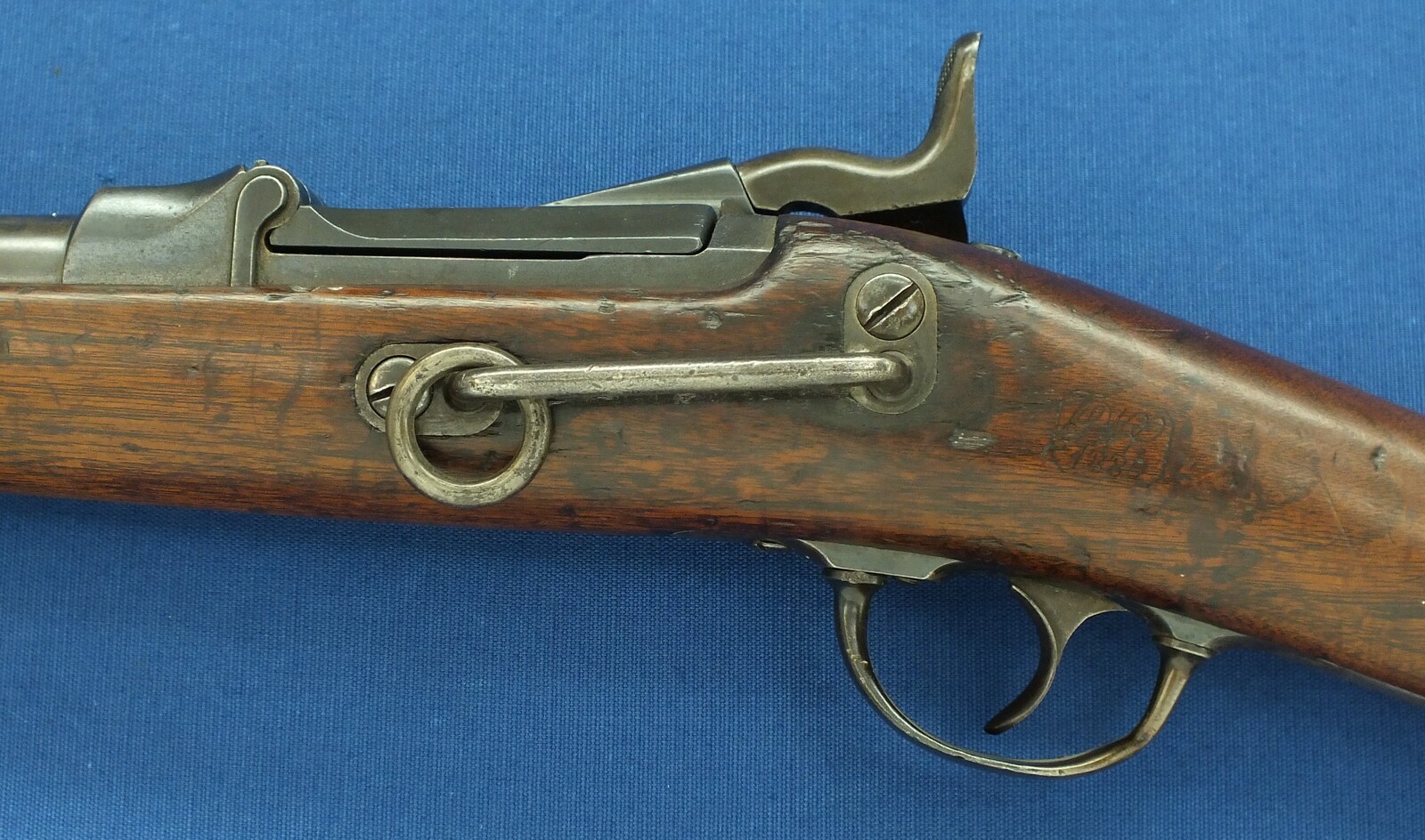 An antique American US Springfield Trapdoor Carbine Model 1879. Caliber 45-70. 22 inch barrel. Length 105cm. In very good condition. Price 2.750 euro.