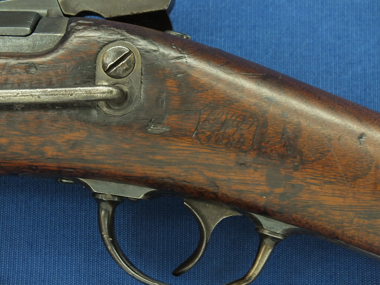 An antique American US Springfield Trapdoor Carbine Model 1879. Caliber 45-70. 22 inch barrel. Length 105cm. In very good condition. Price 2.750 euro.