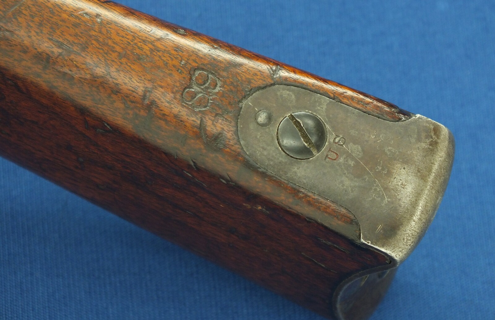 An antique American US Springfield Trapdoor Carbine Model 1879. Caliber 45-70. 22 inch barrel. Length 105cm. In very good condition. Price 2.750 euro.