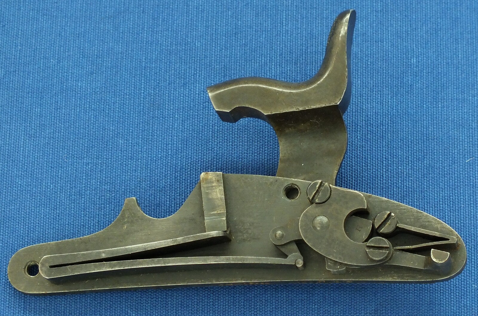 An antique American US Springfield Trapdoor Carbine Model 1879. Caliber 45-70. 22 inch barrel. Length 105cm. In very good condition. Price 2.750 euro.