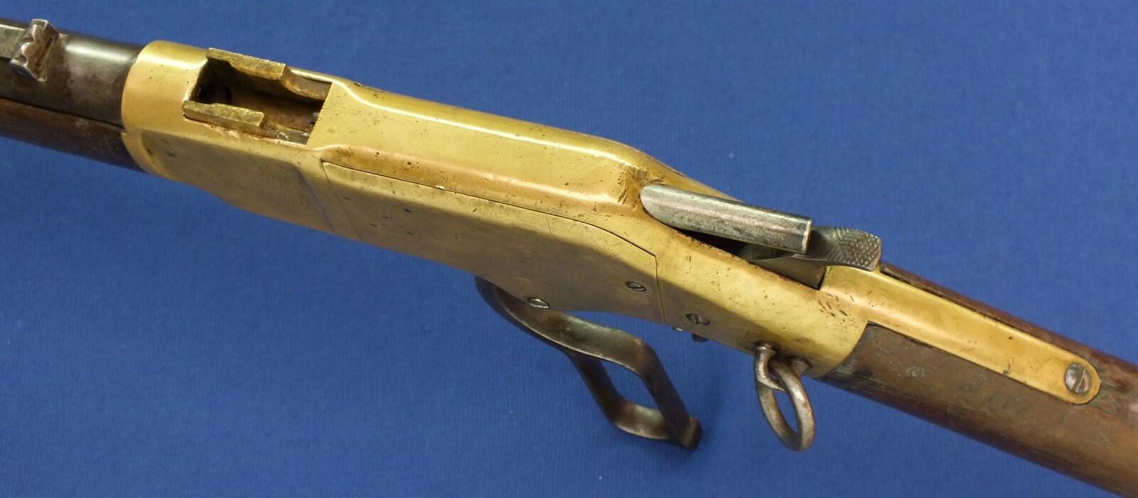 An antique American Winchester Model 1866 Yellow Boy Saddle Ring Carbine. Caliber 44 Henry Centerfire. 20 inch barrel. Length 100cm. In very good condition.