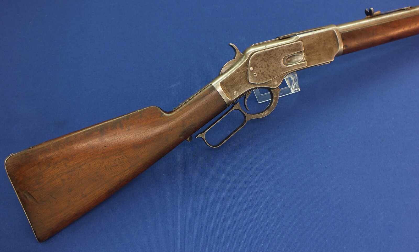 An antique American Winchester Model 1873 special order short Rifle/trapper. Caliber 44-40, 18 inch round barrel and shotgun Butt. Length 95cm. In very good condition.