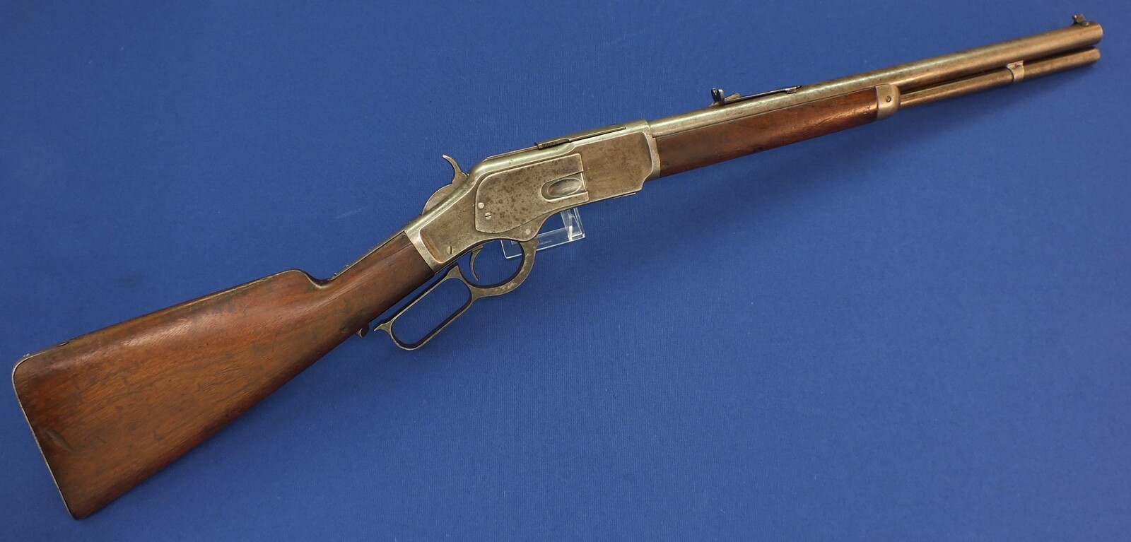 An antique American Winchester Model 1873 special order short Rifle/trapper. Caliber 44-40, 18 inch round barrel and shotgun Butt. Length 95cm. In very good condition. Price 2.850 euro