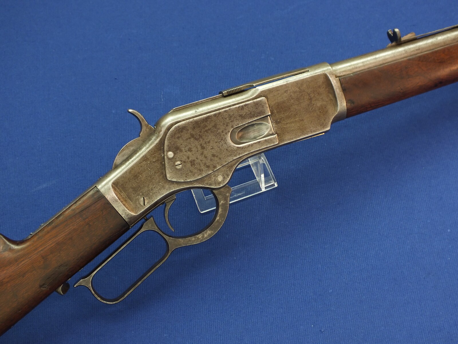An antique American Winchester Model 1873 special order short Rifle/trapper. Caliber 44-40, 18 inch round barrel and shotgun Butt. Length 95cm. In very good condition. Price 2.850 euro