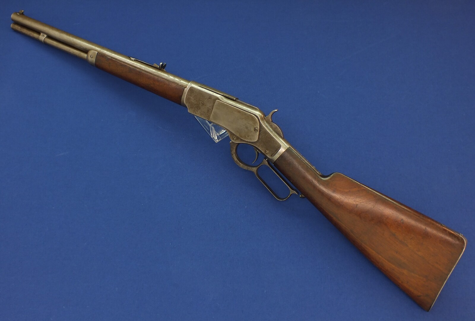 An antique American Winchester Model 1873 special order short Rifle/trapper. Caliber 44-40, 18 inch round barrel and shotgun Butt. Length 95cm. In very good condition. Price 2.850 euro