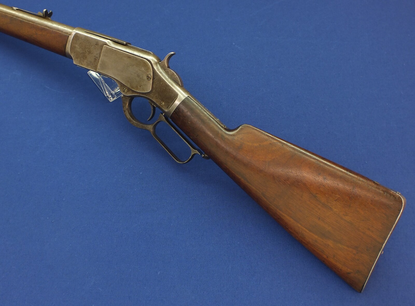 An antique American Winchester Model 1873 special order short Rifle/trapper. Caliber 44-40, 18 inch round barrel and shotgun Butt. Length 95cm. In very good condition. Price 2.850 euro