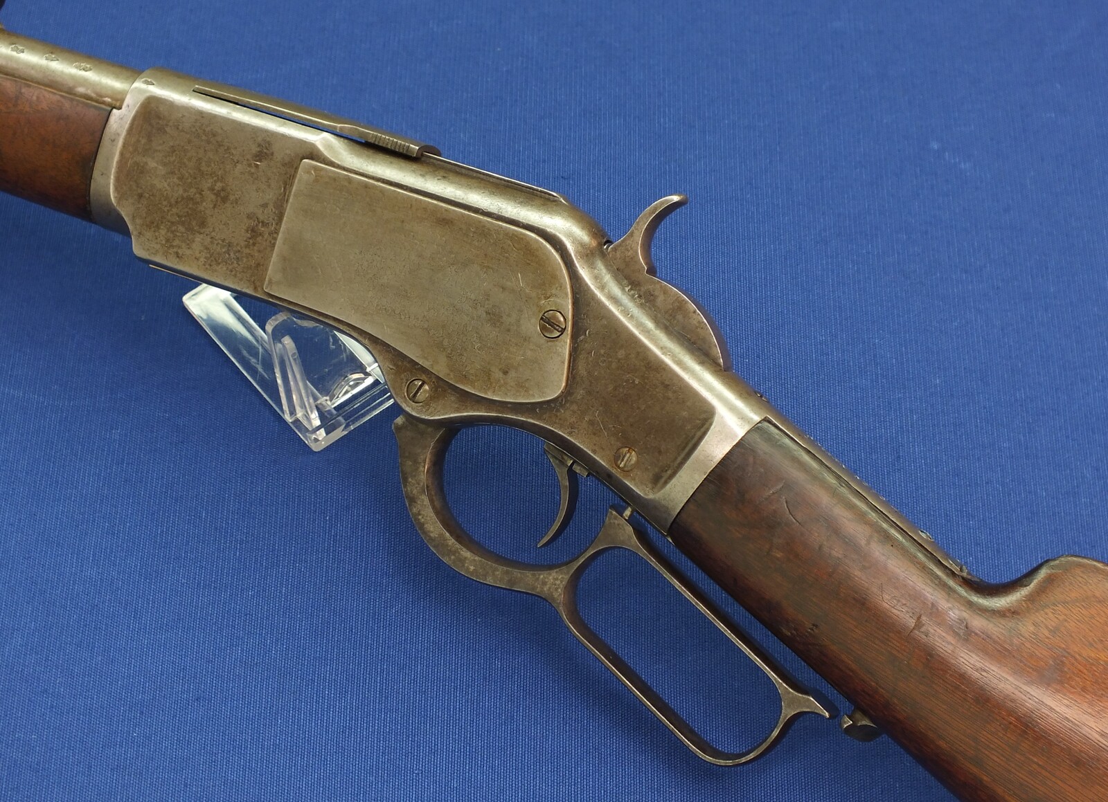 An antique American Winchester Model 1873 special order short Rifle/trapper. Caliber 44-40, 18 inch round barrel and shotgun Butt. Length 95cm. In very good condition. Price 2.850 euro
