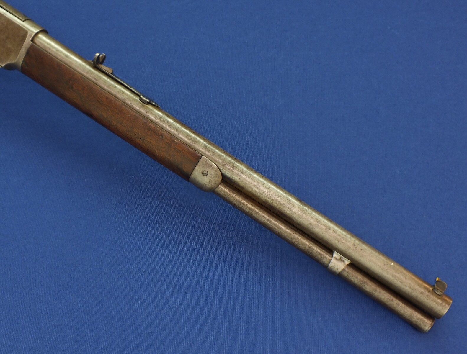 An antique American Winchester Model 1873 special order short Rifle/trapper. Caliber 44-40, 18 inch round barrel and shotgun Butt. Length 95cm. In very good condition. Price 2.850 euro