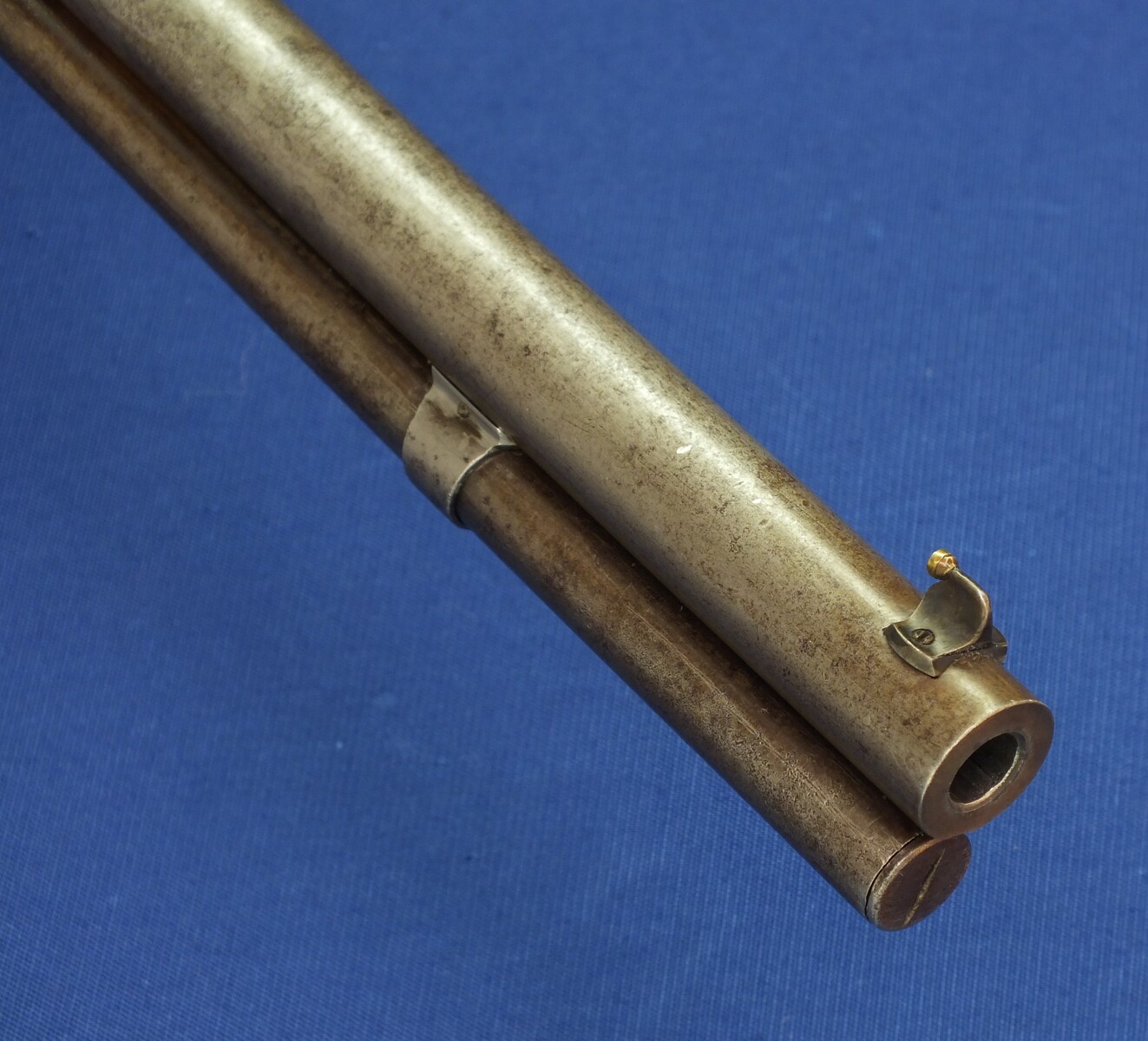 An antique American Winchester Model 1873 special order short Rifle/trapper. Caliber 44-40, 18 inch round barrel and shotgun Butt. Length 95cm. In very good condition. Price 2.850 euro