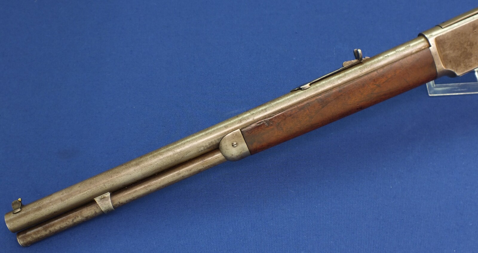 An antique American Winchester Model 1873 special order short Rifle/trapper. Caliber 44-40, 18 inch round barrel and shotgun Butt. Length 95cm. In very good condition. Price 2.850 euro