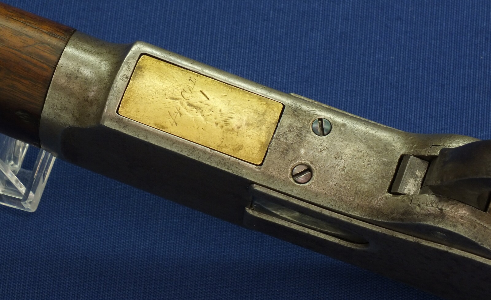 An antique American Winchester Model 1873 special order short Rifle/trapper. Caliber 44-40, 18 inch round barrel and shotgun Butt. Length 95cm. In very good condition. Price 2.850 euro