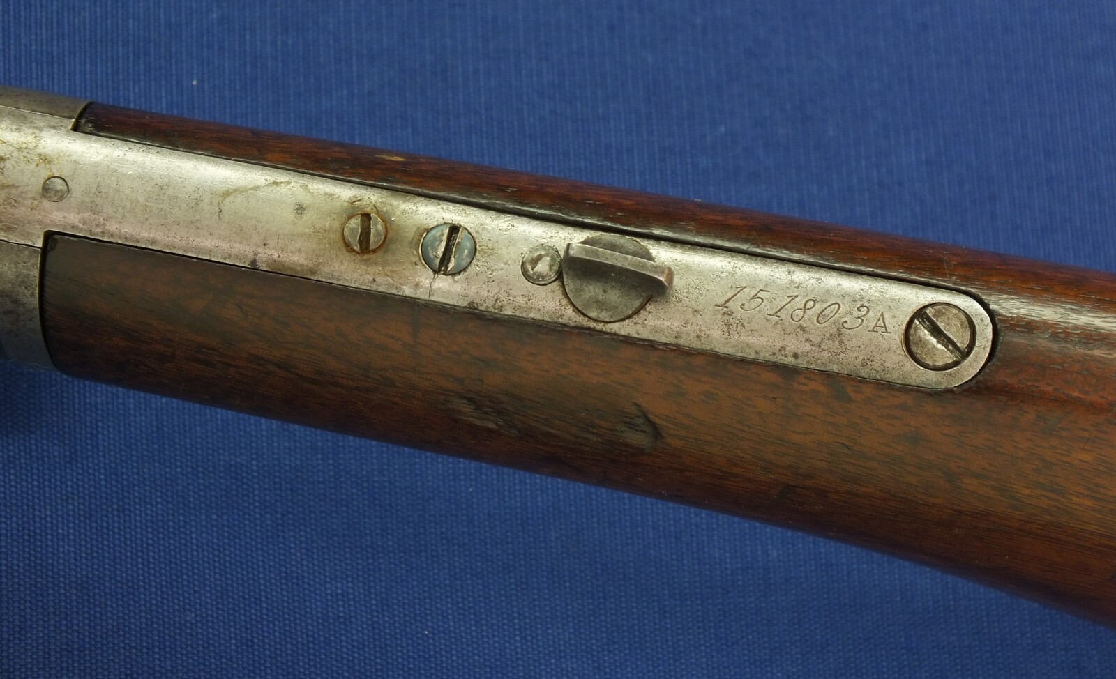 An antique American Winchester Model 1873 special order short Rifle/trapper. Caliber 44-40, 18 inch round barrel and shotgun Butt. Length 95cm. In very good condition. Price 2.850 euro
