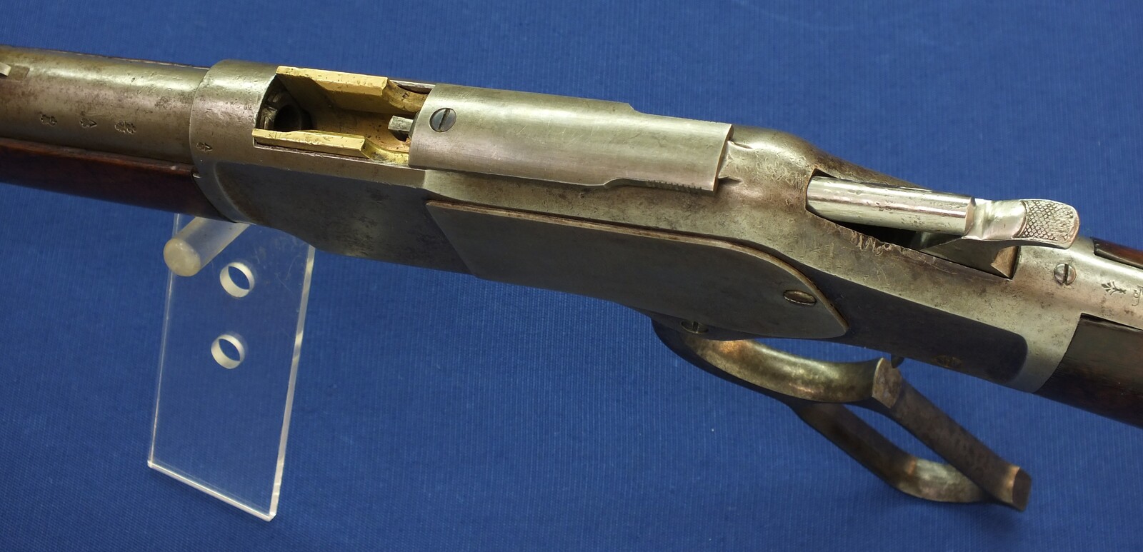 An antique American Winchester Model 1873 special order short Rifle/trapper. Caliber 44-40, 18 inch round barrel and shotgun Butt. Length 95cm. In very good condition. Price 2.850 euro